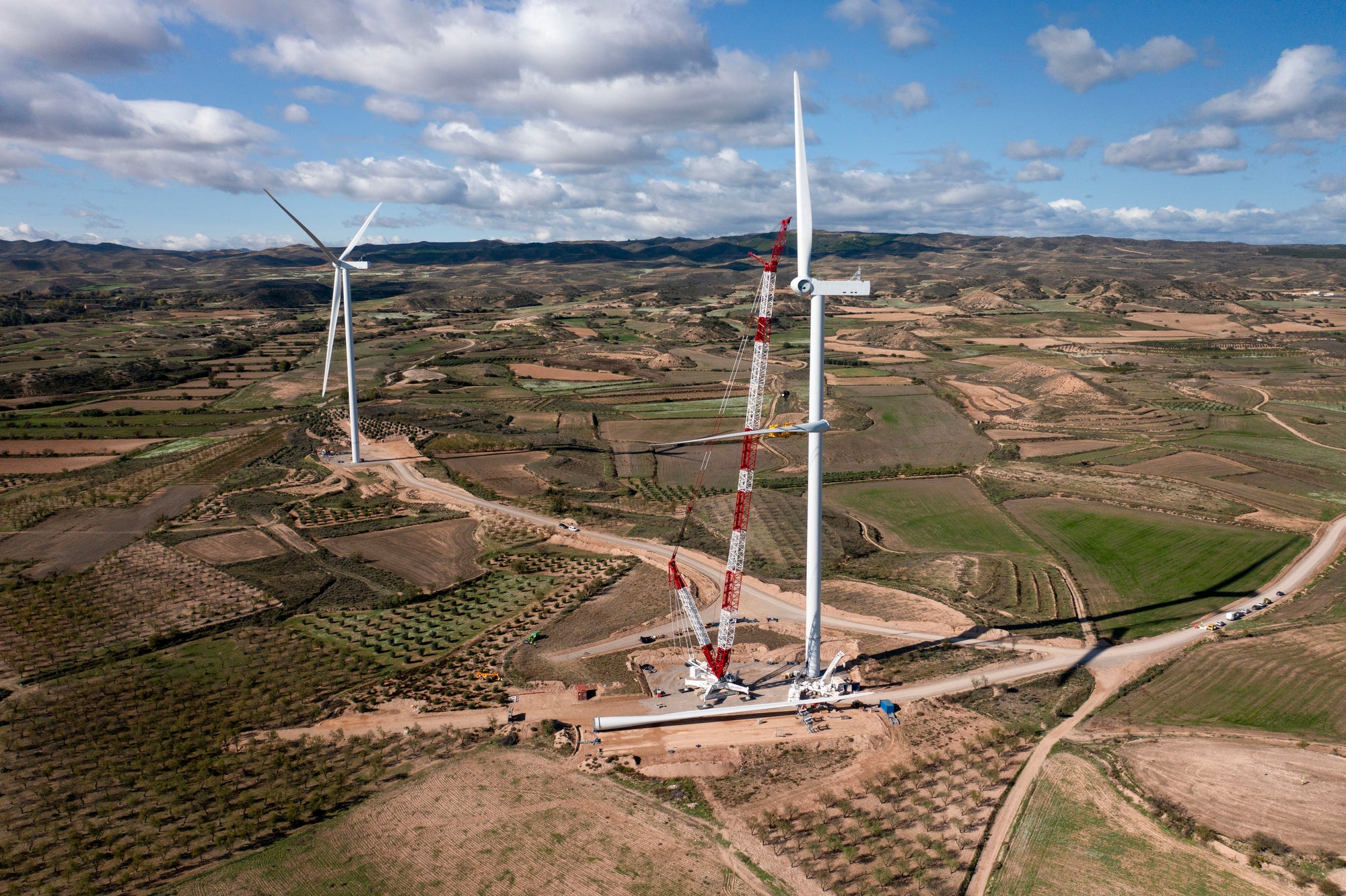 Liebherr_LR 1700-1.0W _ Grupo Aguado.jpgThe Liebherr LR 1700-1.0W crawler crane is the most powerful narrow-track crane in the Aguado fleet.