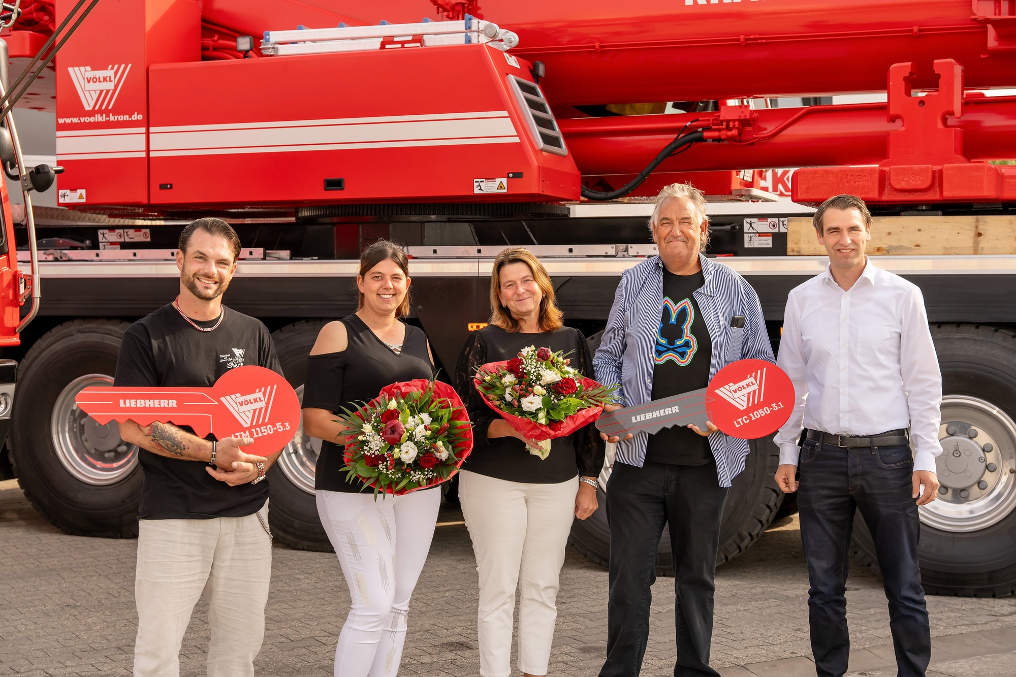 At the crane handover in Straubing (from left to right): Daniel Völkl-Fischl, Sandra Völkl, Sonja Völkl, Rudolf Völkl from Kran Völkl and Florian Maier from Liebherr.