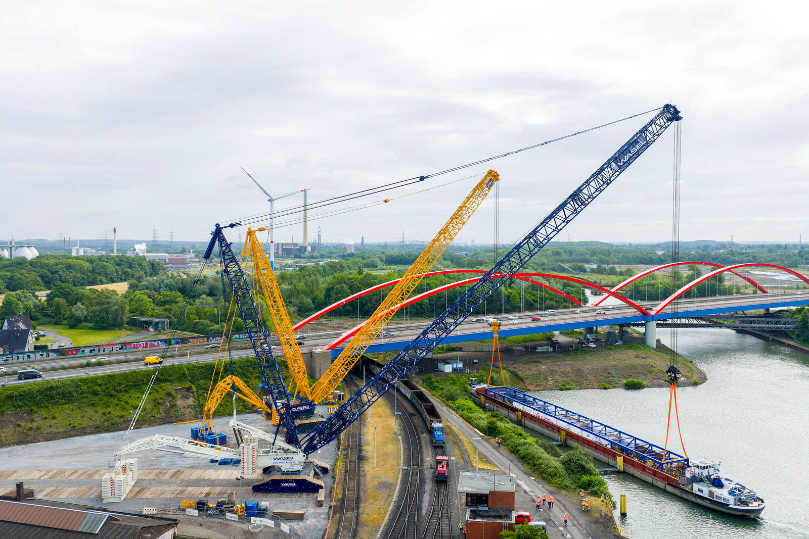 Spectacular bridge swap with two Liebherr LR 11000 crawler cranes