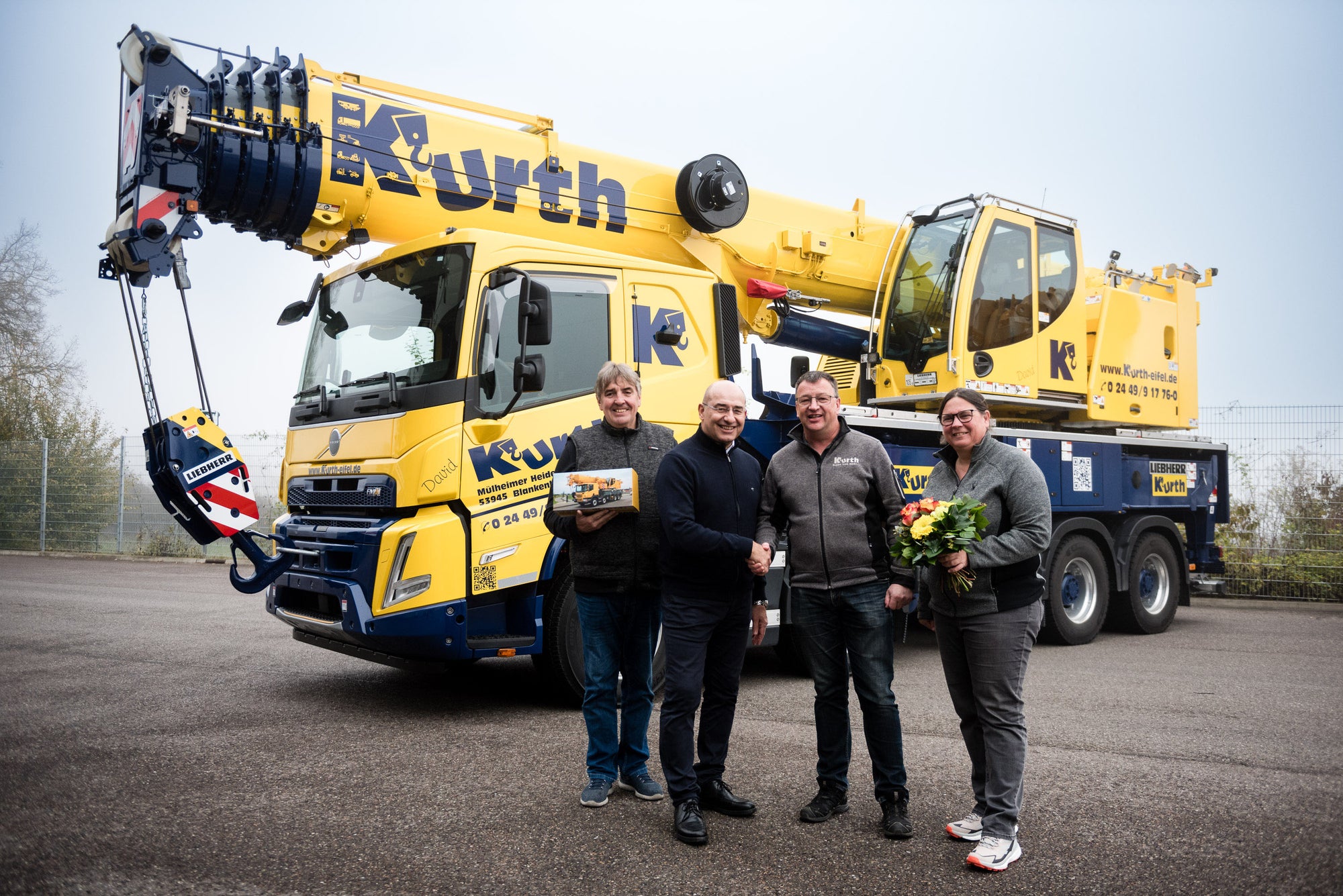 Crane handover in Ehingen (from left to right): Robert Stoffels (Kurth Autokrane), Erich Schneider (Liebherr-Werk Ehingen GmbH), Marcel Kurth, Alexandra Kurth (both Kurth Autokrane).