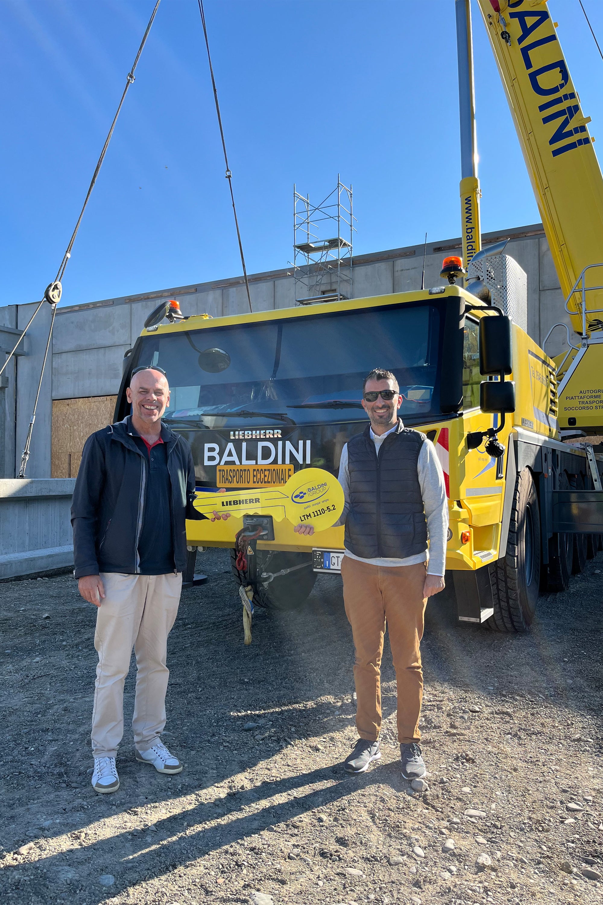 Andrea Baldini (left) takes delivery of the new LTM 1110-5.2.