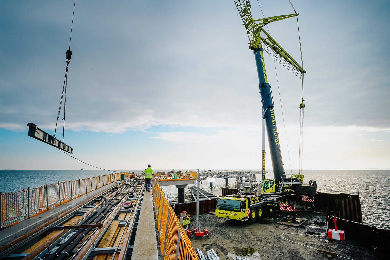 Working on water: LTM 1300-6.2 from Sönke Jordt erects pier