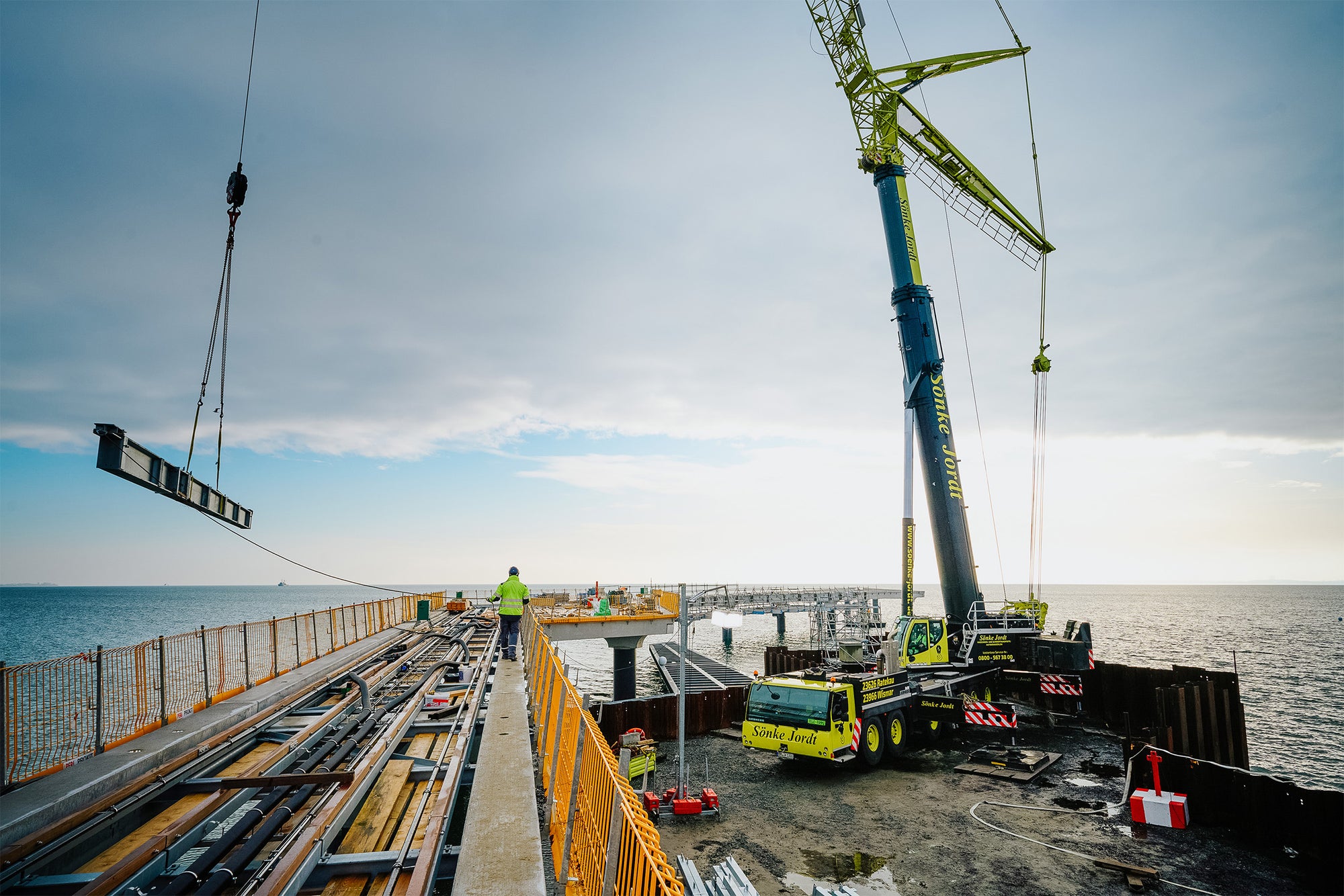 Working on water: LTM 1300-6.2 from Sönke Jordt erects pier