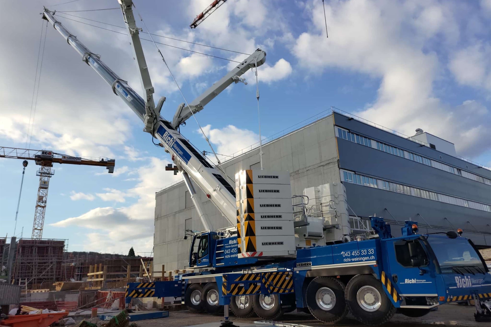 The Liebherr LTM 1350-6.1 moving concrete columns on its first assignment.