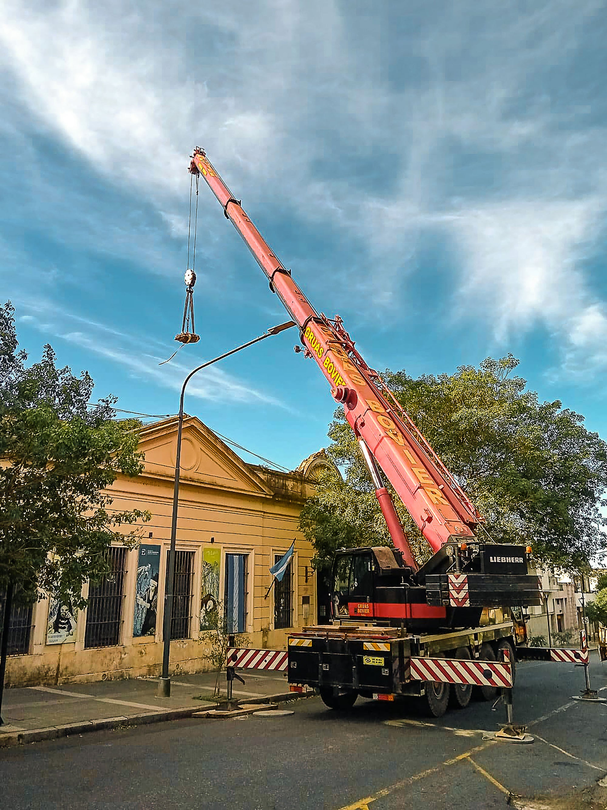 Reaching for the stars – LTM 1060/2 from GRÚAS BOVIER SRL hoists meteorites in Argentina