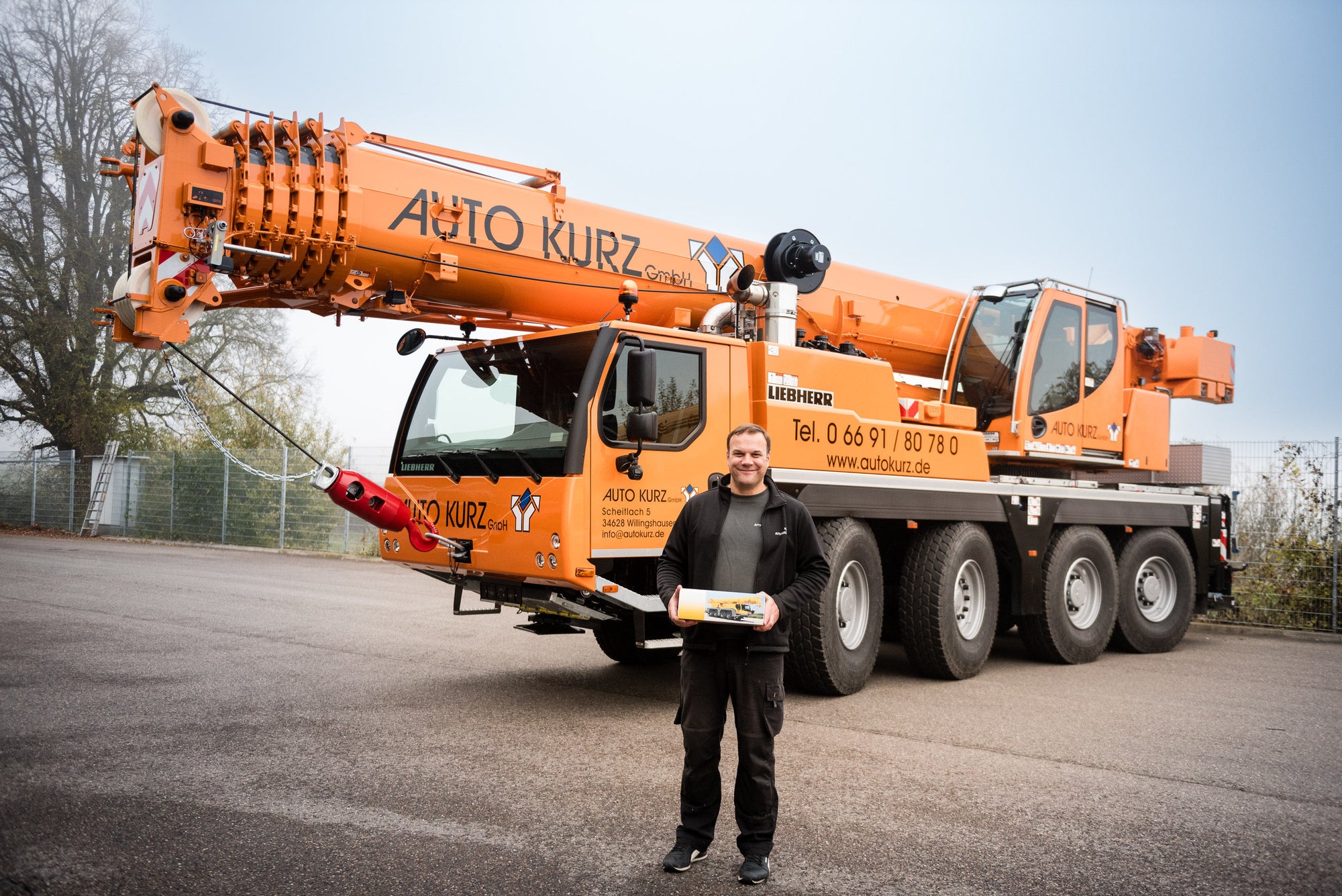 Johannes Daume (Auto Kurz GmbH) takes delivery of the new LTM 1070-4.2 at the Liebherr manufacturing plant in Ehingen.