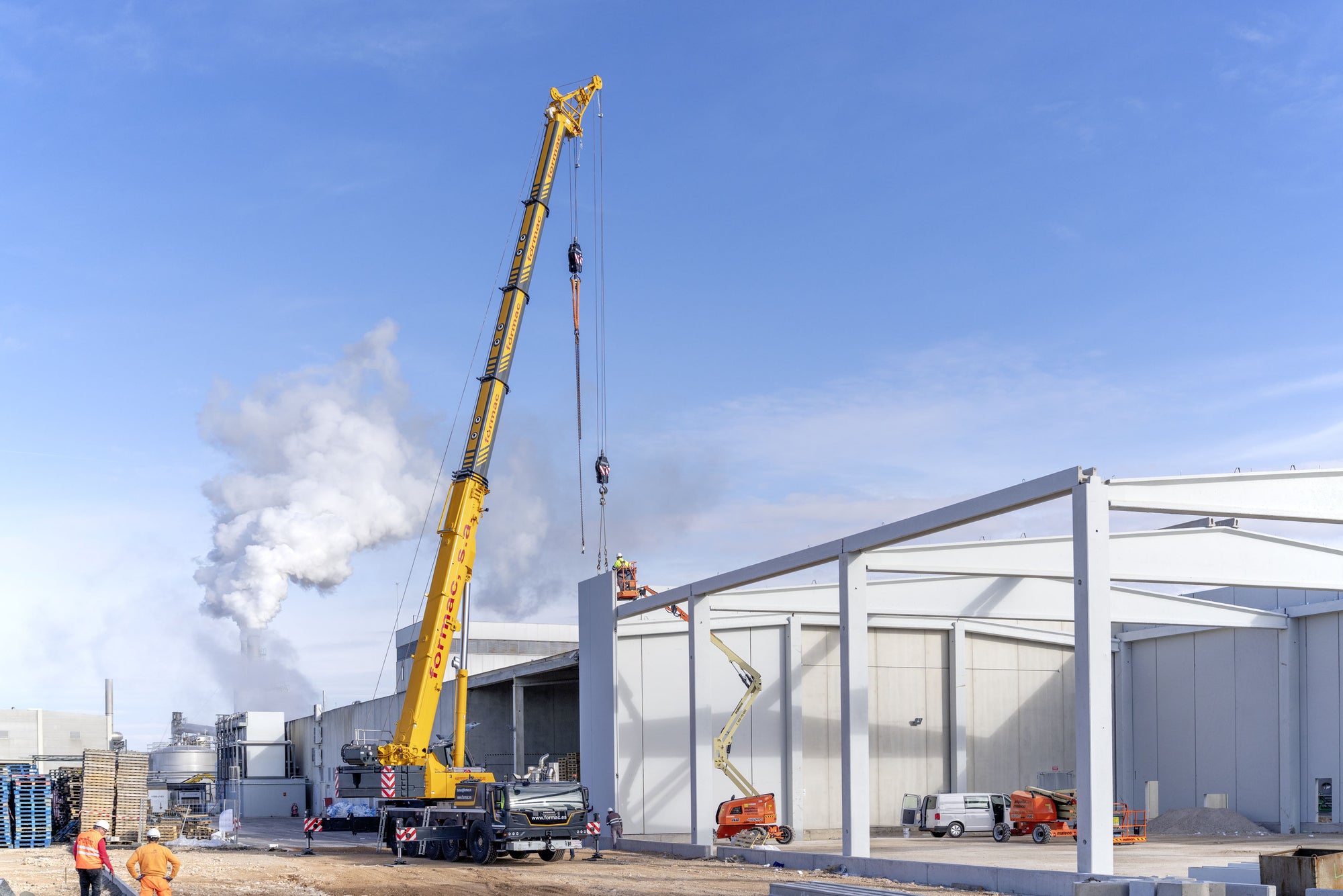 Liebherr Mobile Crane impresses at Formac with precision, safety and outstanding handling characteristics