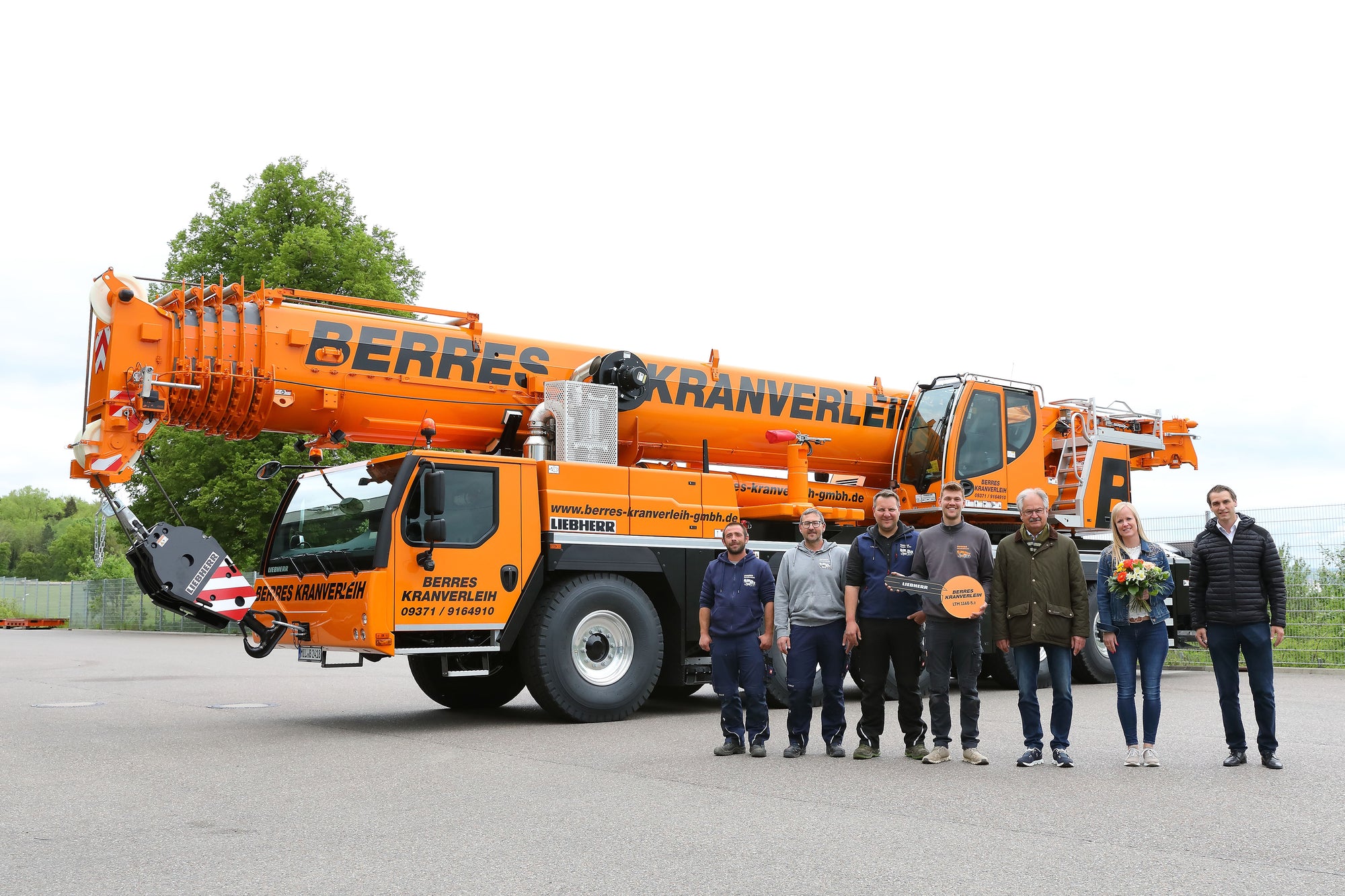 Crane handover in Ehingen (from left to right): Jens Vesper, Marco Ludwig, Thomas Paulus, David Link, Friedbert Berres, Dorothea Berres. (all Berres Kranverleih GmbH), Florian Maier (Liebherr-Werk Ehingen GmbH).