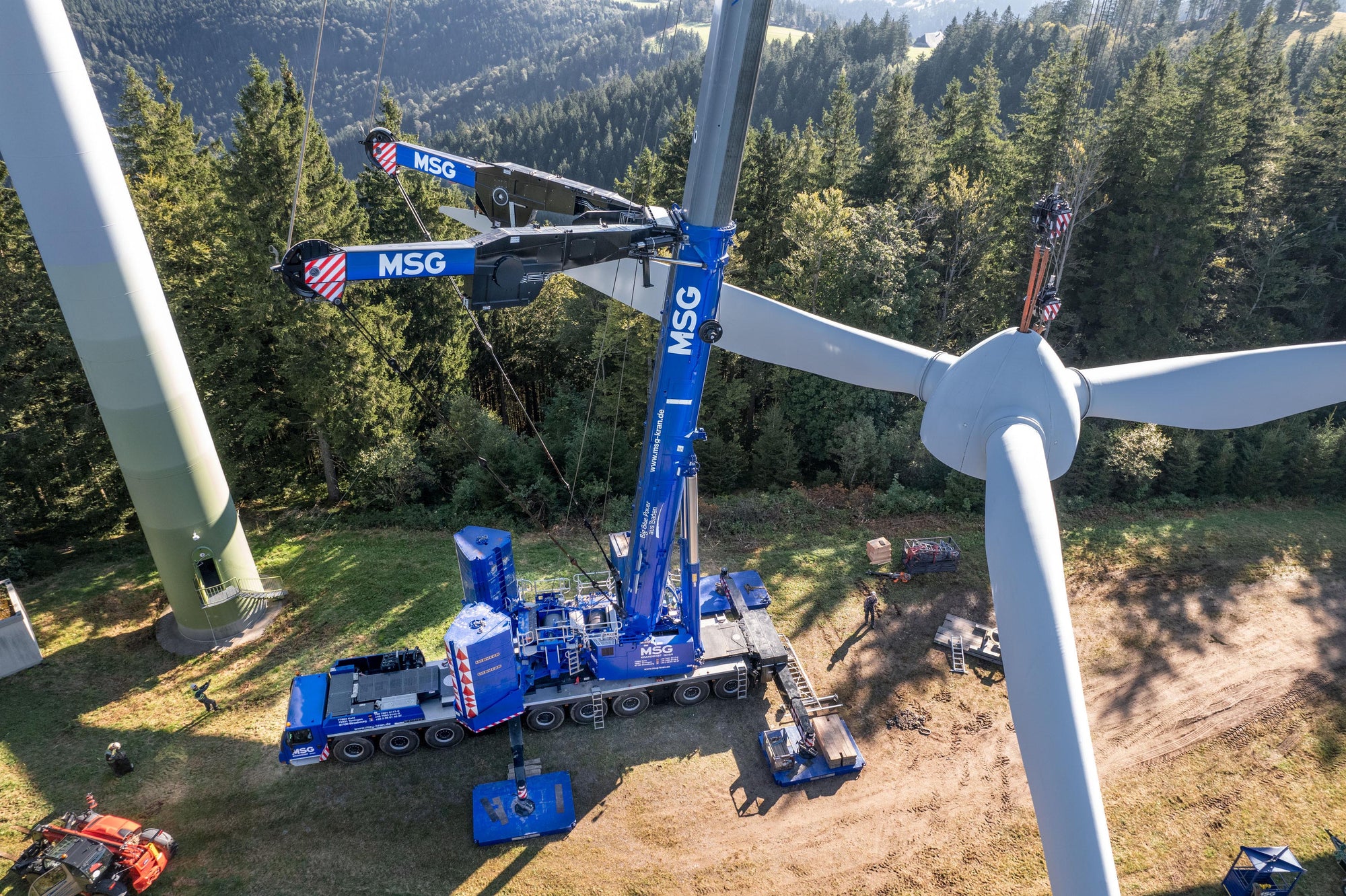 liebherr-ltm1650-8.1-msg-01.jpg During the repair of an Enercon wind turbine in the southern Black Forest, an LTM 1650-8.1 from MSG Krandienst GmbH has a complete blade star with a gross weight of 47.7 tonnes on the hook.   