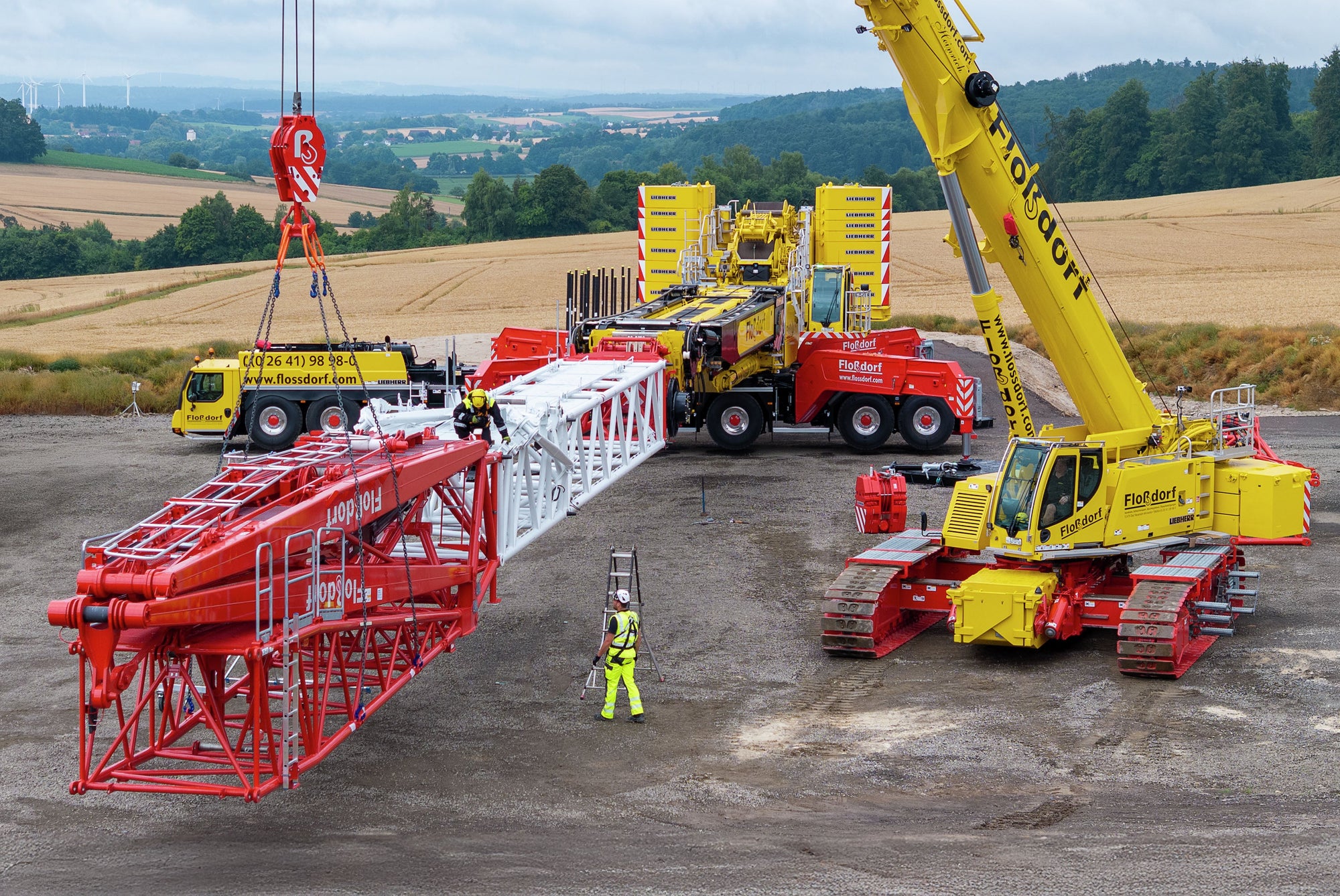 Dual premiere: with the LTR 1150, Floßdorf is supporting its new LTM 1750-9.1 with the ideal setup and assistance crane. 