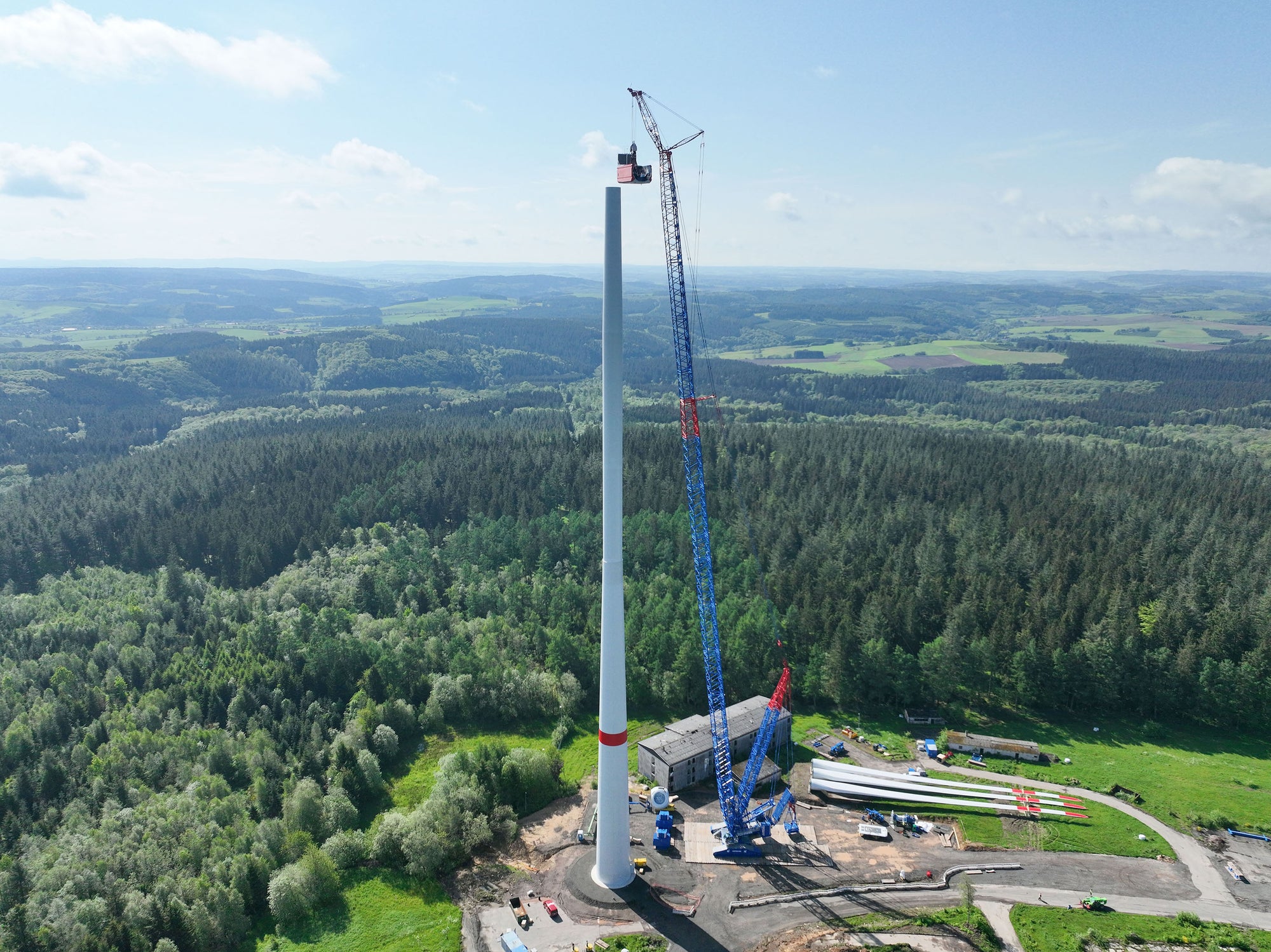 70 tonnes at an altitude of 150 metres: Hofmann's LR 1800-1.0 assembles wind turbines in Prüm